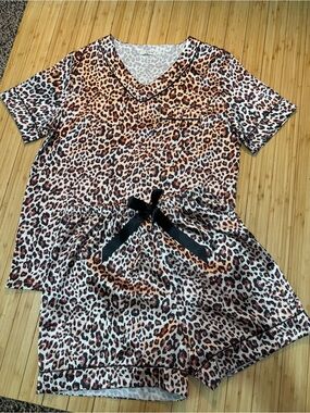 Satin pajama set. Shorts and short sleeve top. Leopard print. Size S.
NWOT